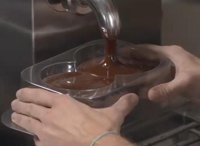 Наполнение шоколадом формы